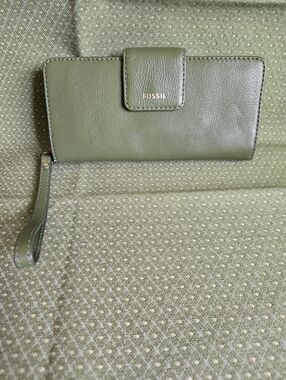 Fossil Olive Leather Wristlet Zip & Snap Wallet